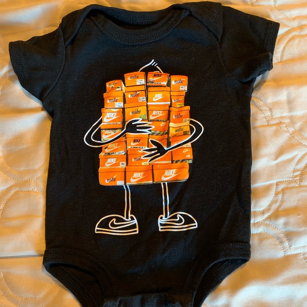 Nike onesie (0-6 months)